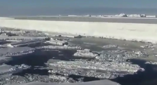 El iceberg más grande del mundo navega por el océano