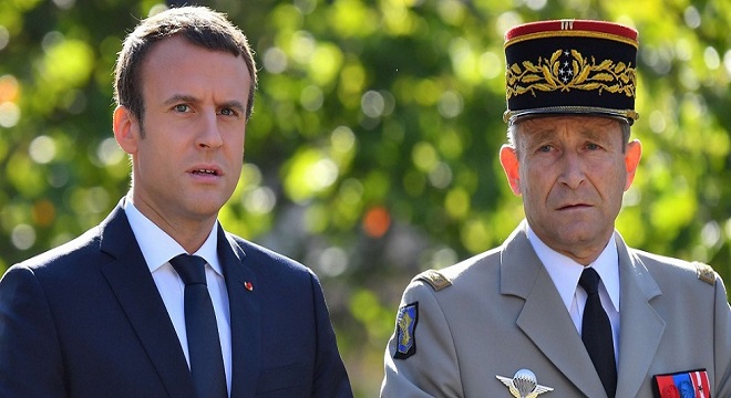Démission de Pierre de Villiers : Macron se défend sur le terrain