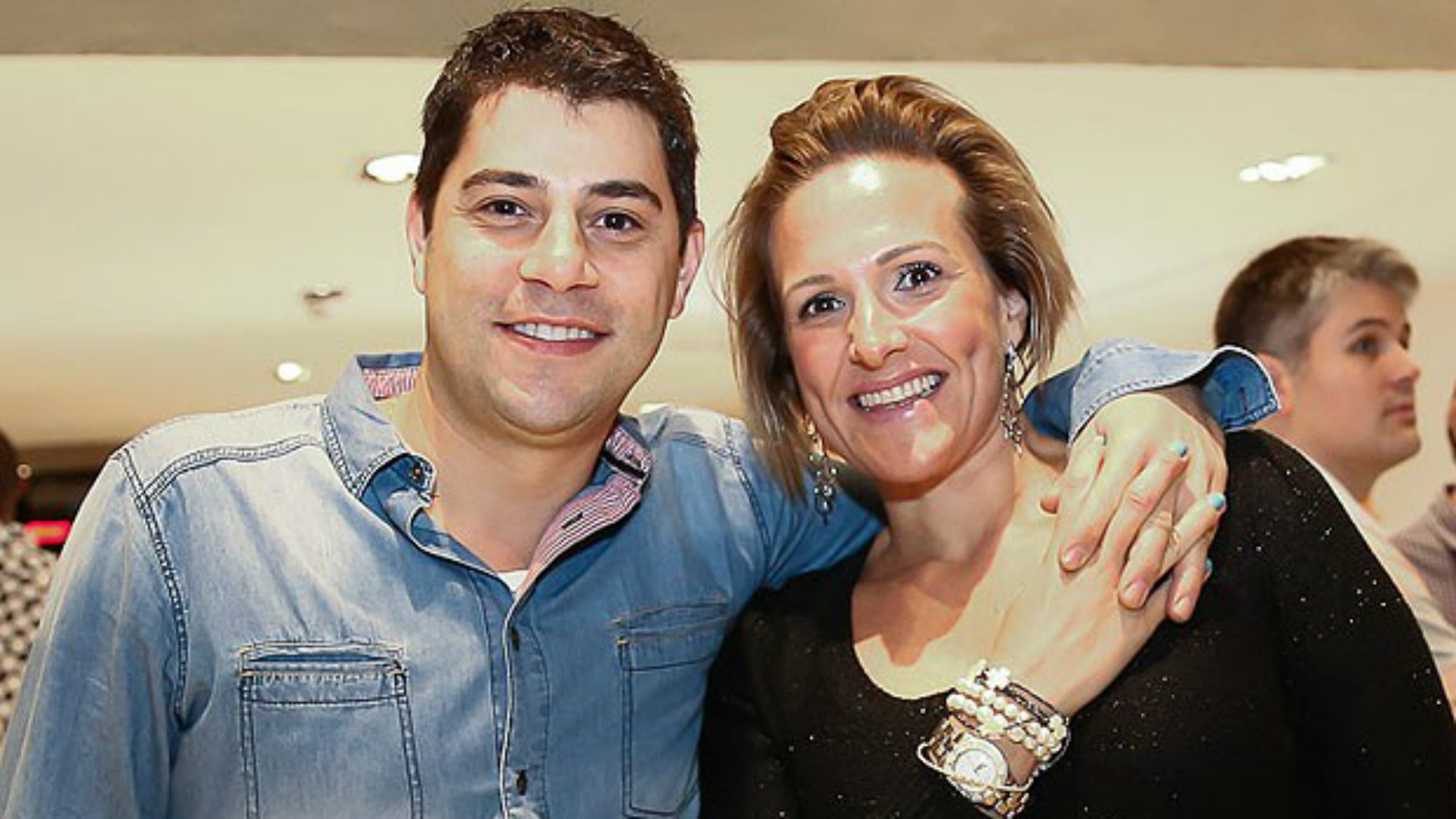 Esposa de Evaristo Costa comemora chegada à Inglaterra: 'Me livrei do hospício'