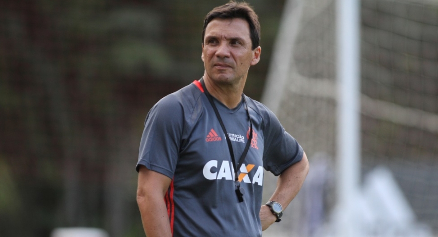 Pressionado, Flamengo recebe Vitória na Ilha. Veja prováveis formações