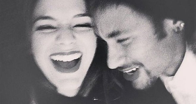 Bruna Marquezine comemora niver com novo look, barriga de fora, funk e Neymar