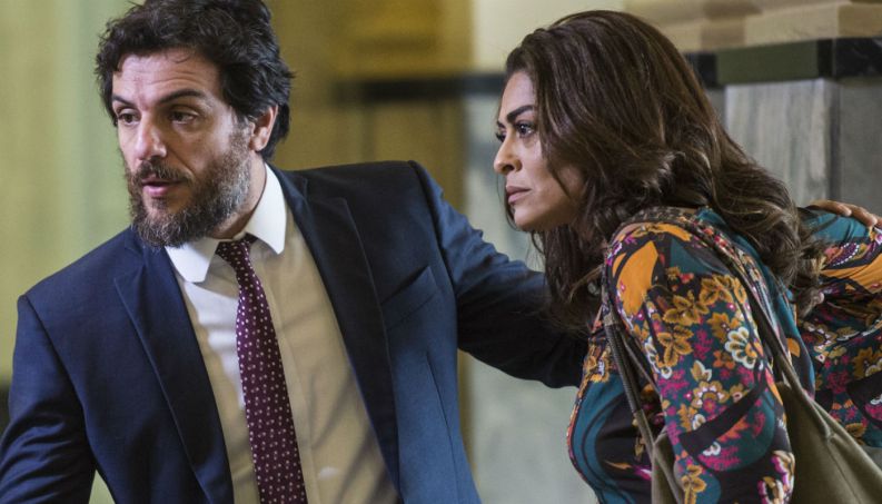 Bibi fica possessa ao ver Caio beijando Jeiza