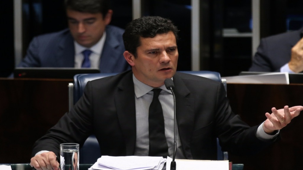 Decisão de Sérgio Moro põe em 'apuros' defesa de Lula na Lava Jato