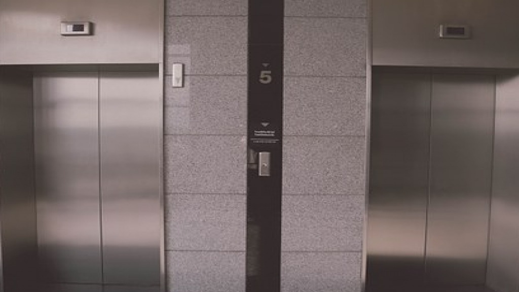 Tragédia: Mulher morre 'partida ao meio' em elevador logo após ter bebê