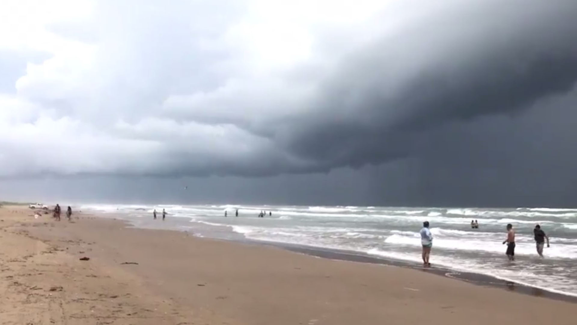 Los tres huracanes que azotan el Atlántico