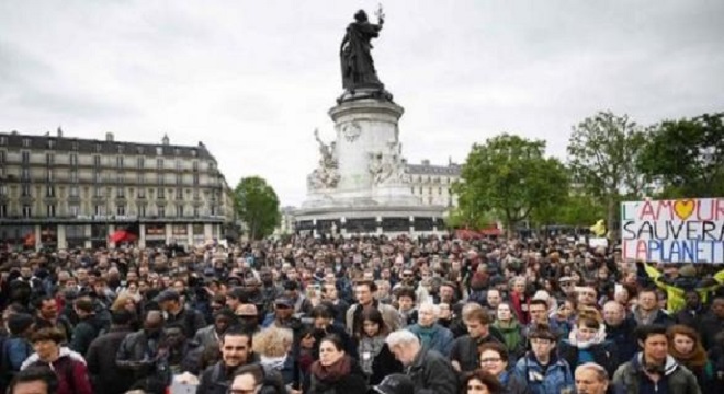 Emmanuel Macron fait face à ses premières manifestations
