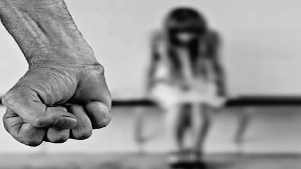 Homem abusa sexualmente de uma criança de 6 anos