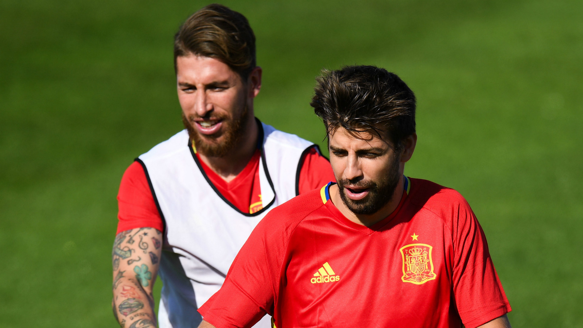 El desanimo de Pique es evidente y Ramos quiere ayudar