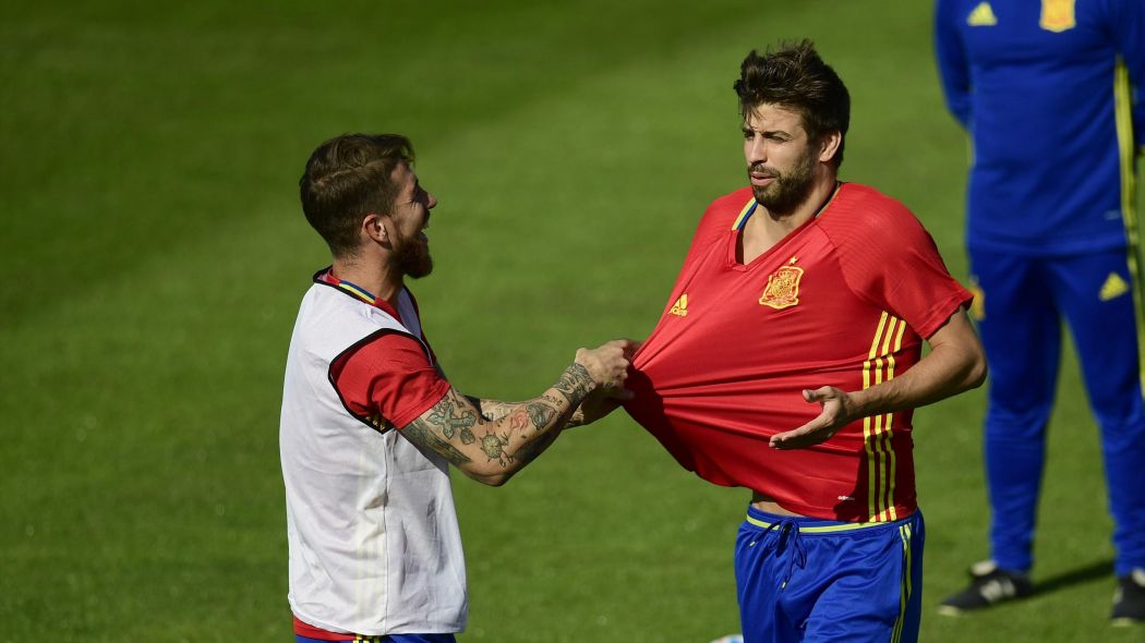Al parecer a Sergio Ramos no le gusto lo que dijo Pique en la rueda de prensa