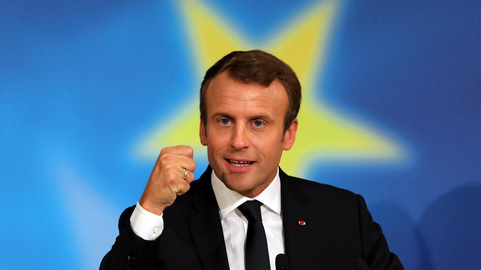 Macron en habit de gala présidentiel pour expliquer son programme sur TF1/LCI