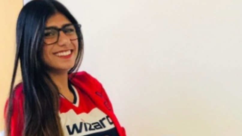 Ex-atriz erótica Mia é ameaçada de morte por aparecer na Ex-atriz erótica Mia é ameaçada de morte por aparecer na