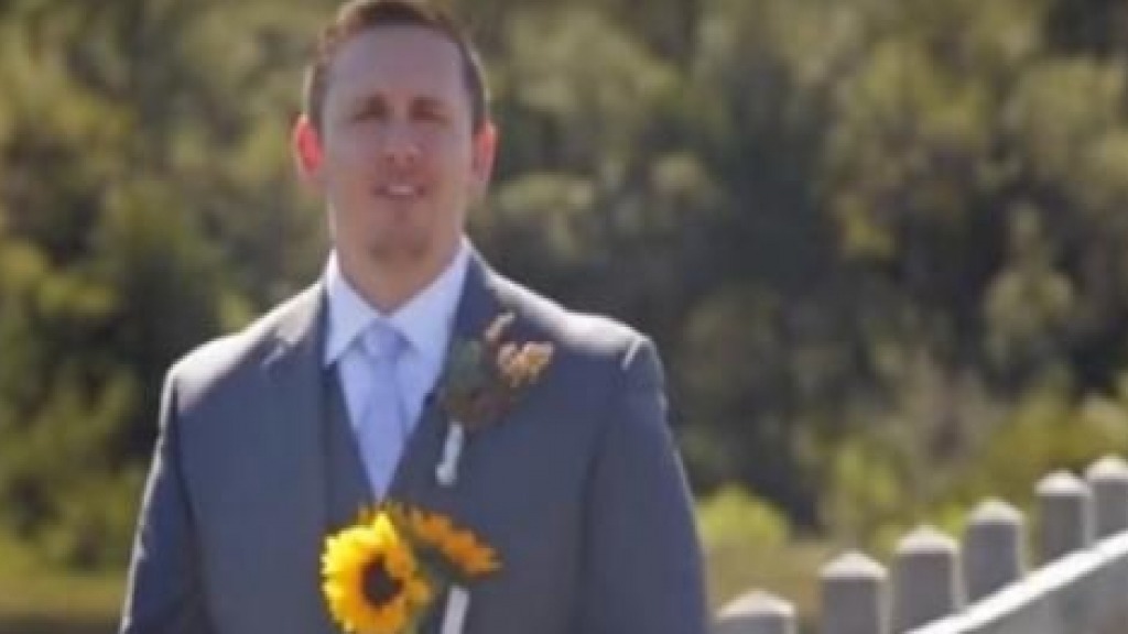 Homem aguarda noiva para casamento, mas se surpreende com o que vê