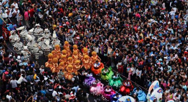 Más perspectivas del Desfile por Día de Muertos