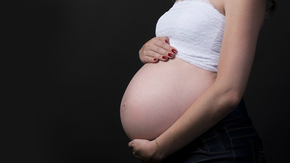 Assista: Lei permite que filhas e sobrinhas sirvam de 'barriga de aluguel'