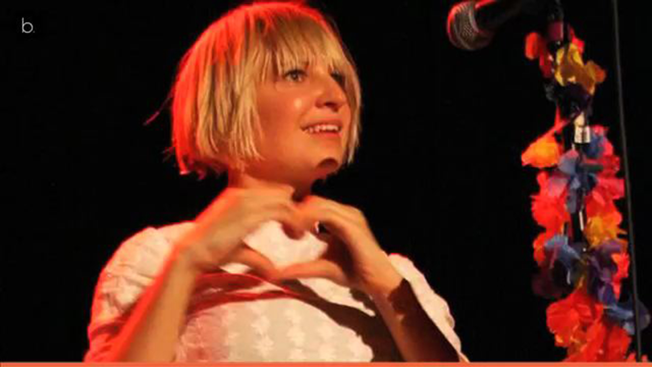 Sia releases her own nude photo taken by paparazzi