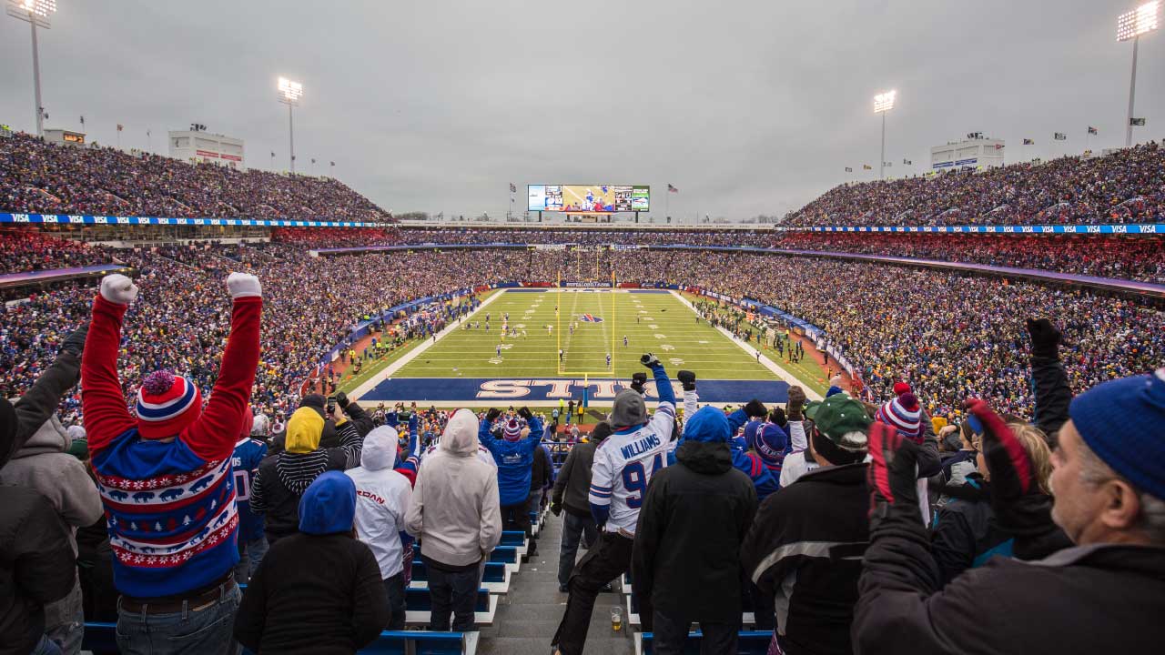 Streaker at Buffalo Bills game storms the field