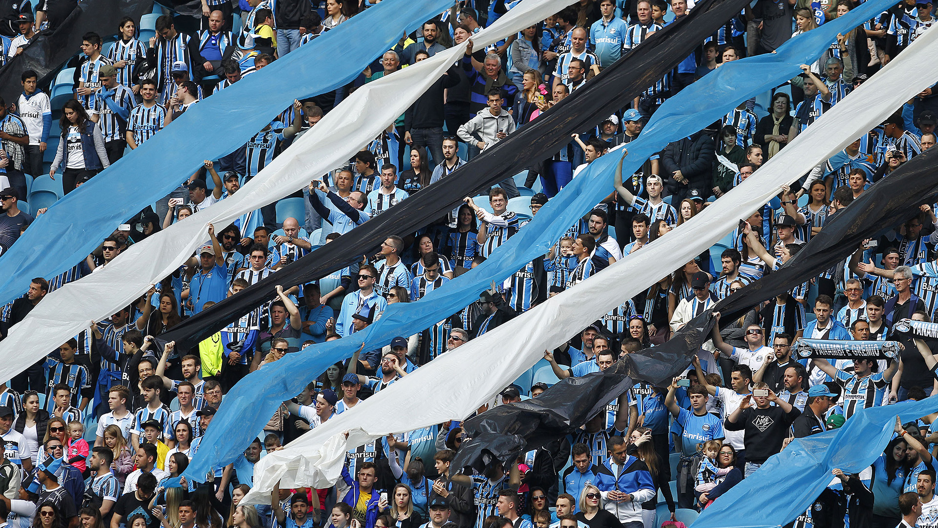 Com sete titulares e um jogador a mais, Grêmio empata com o Vitória no Jaconi