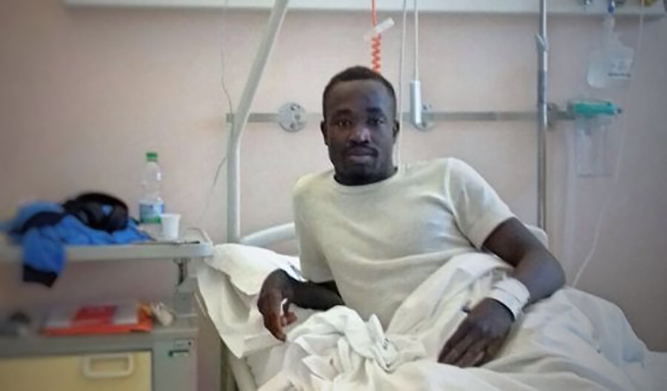 Migrante fuggito dal Mali e salvato dai medici da una grave malattia polmonare