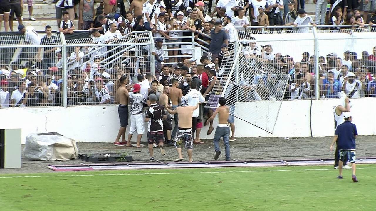 Dedada, invasão e jogador machucado na fuga: a melancólica queda da Ponte