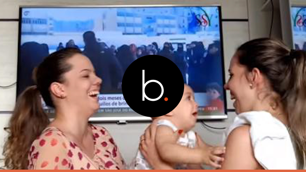 Assista: Bebê fica muito confuso com mãe e tia gêmeas