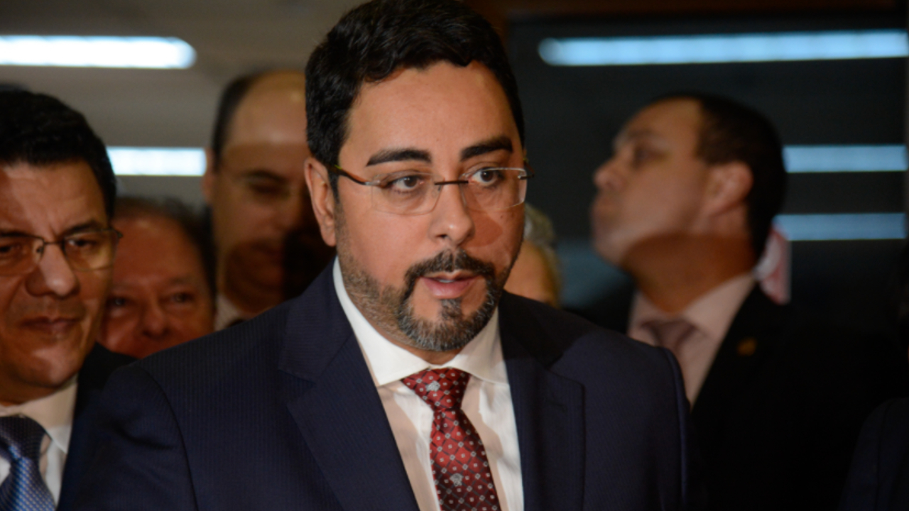 Assista: Bretas posta foto posando com um fuzil e isso indigna deputado petista