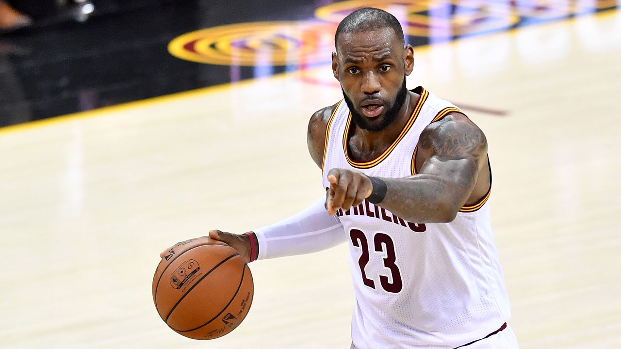 LeBron James pays homage to Michael Jordan in Chicago