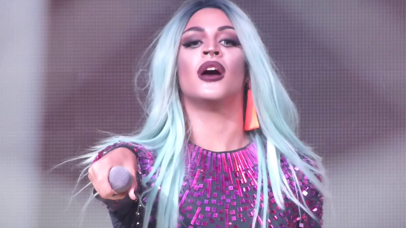 Vídeo: inspirado em Vittar, gospel larga igreja e vira drag