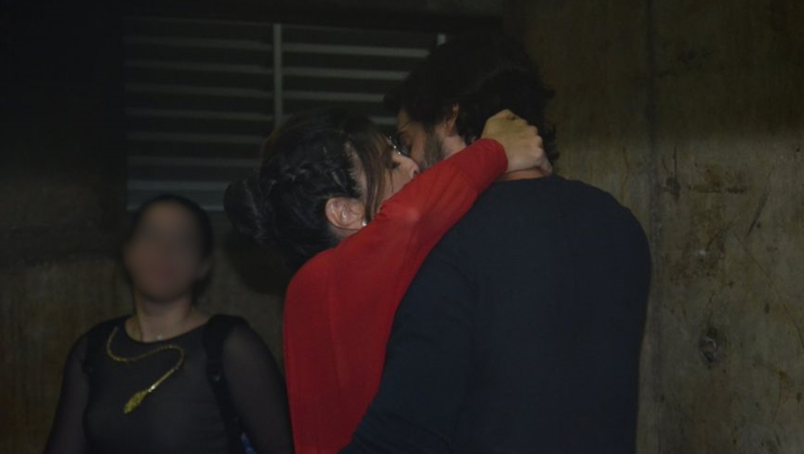Assista: Fátima Bernardes beija muito o namorado em público