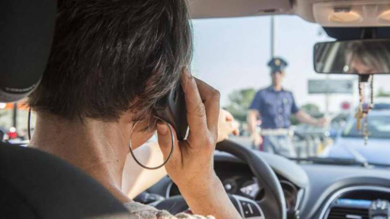 Cellulare alla guida: salta l'inasprimento delle sanzioni