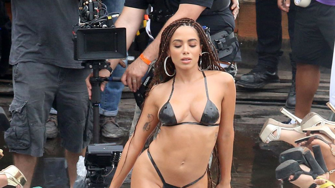 Assista: Morador do Rio encontra biquíni de Anitta à venda