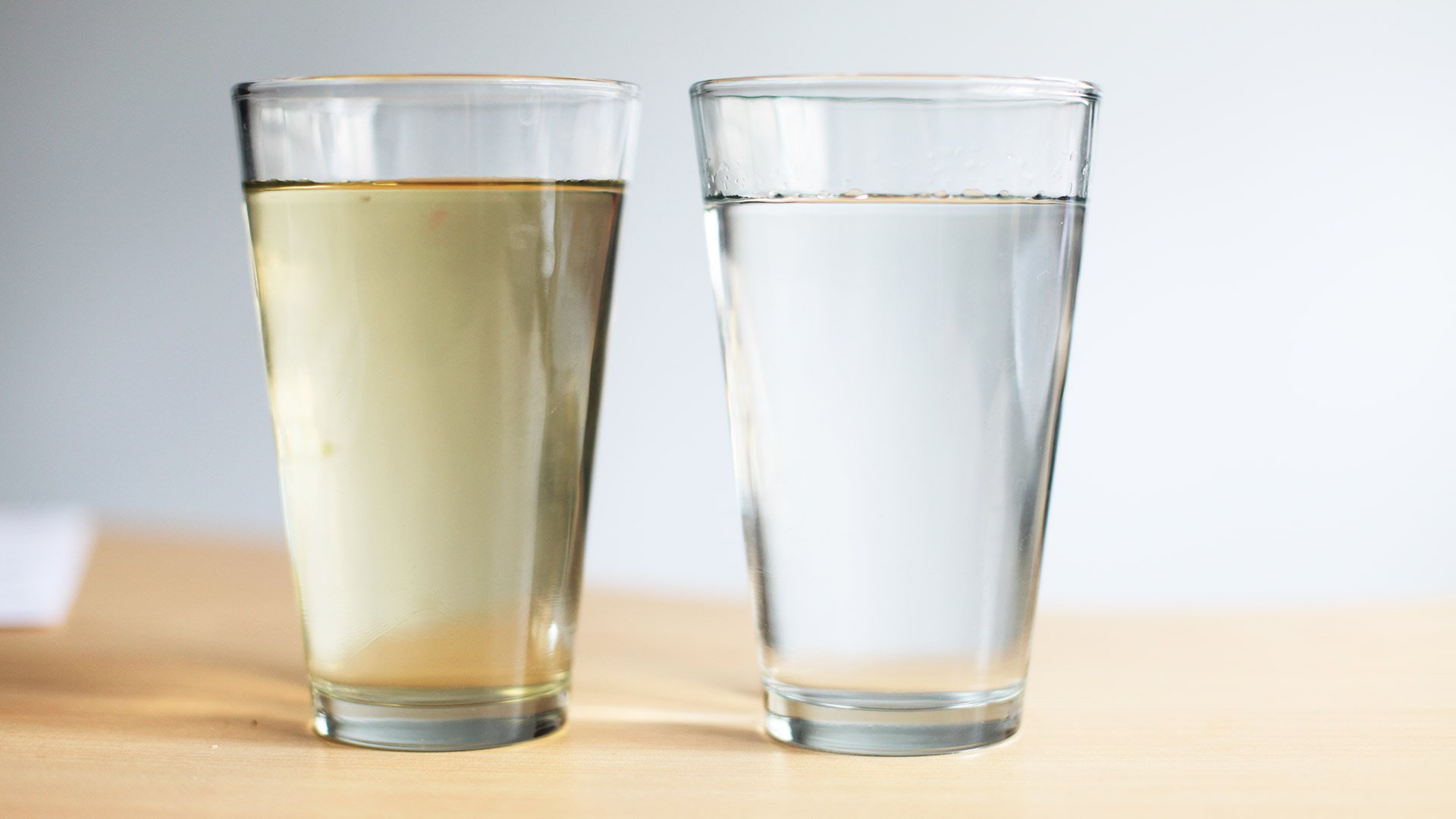 Por qué las personas están bebiendo 'agua cruda' (pero probablemente no debería)