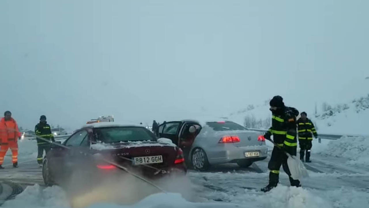 Spanish army called to rescue hundreds of motorists stuck in snow