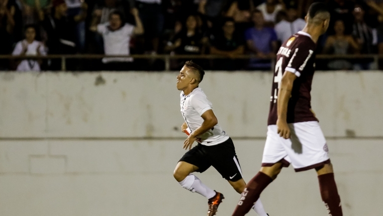 Vídeo: Corinthians empata e avança na Copinha