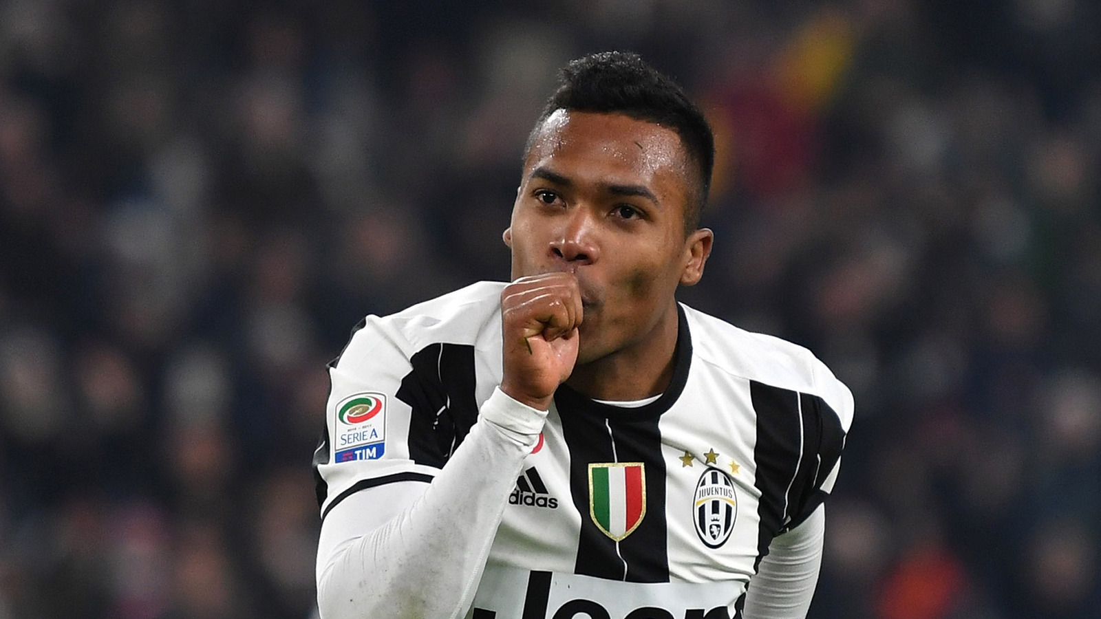 PSG : Ces deux parisiens sont-ils la clé pour recruter Alex Sandro ?
