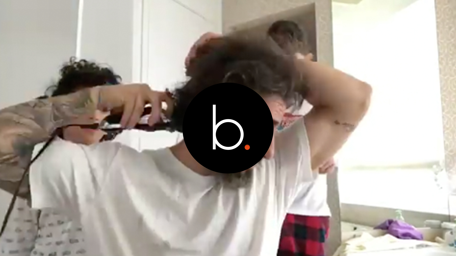 Assista: Irreconhecível, Marcos Mion mostra novo look e resultado assusta