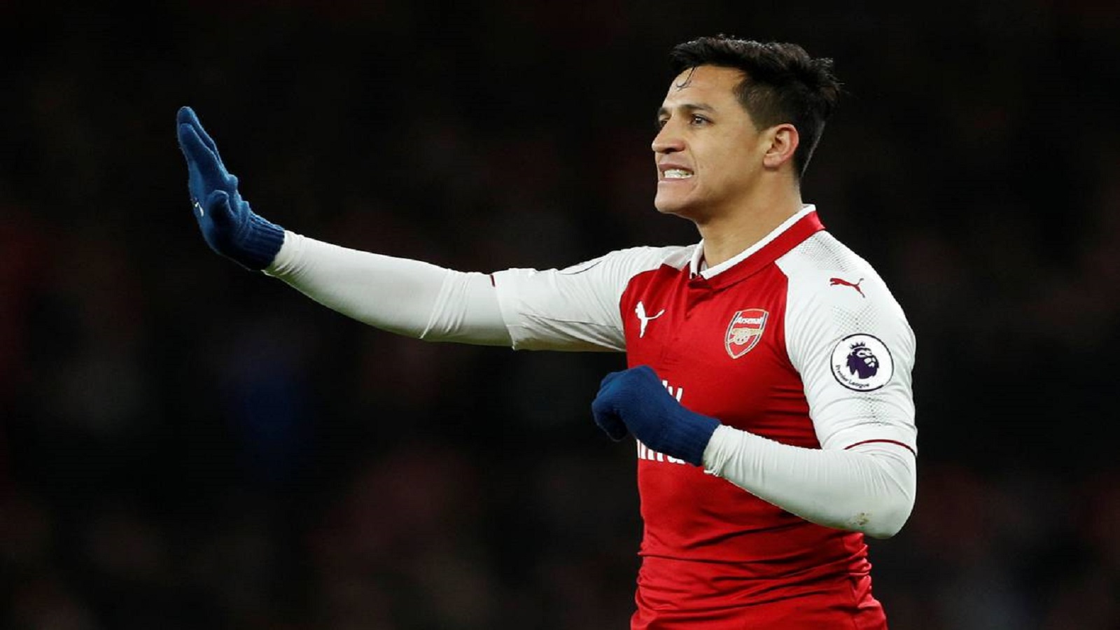 Alexis Sánchez en el centro entre los gigantes de Manchester