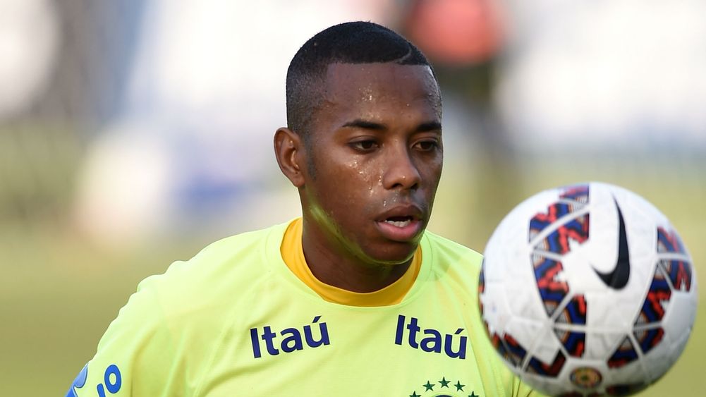 Vídeo: Robinho viaja para acertar com um novo clube.