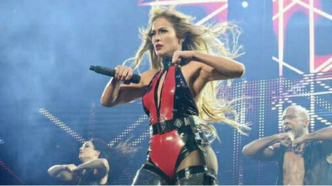 Vidéo: La bomba latina JLo surprend son audience avec son déhanché sur ‘Havana’