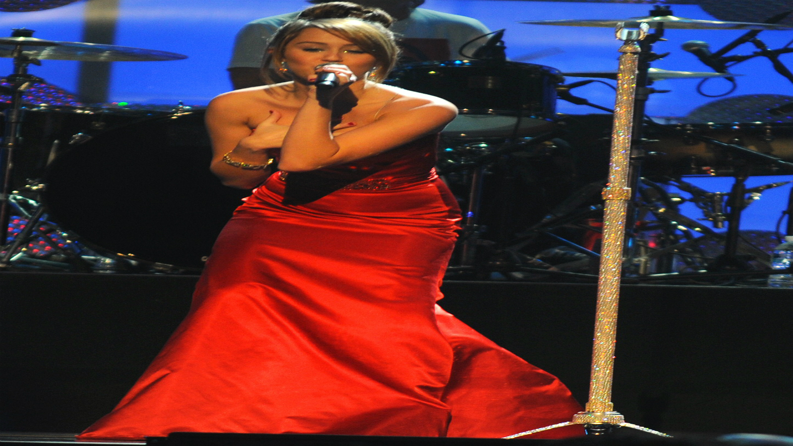 Miley Cyrus wears pants without underwear while showing off dance moves.