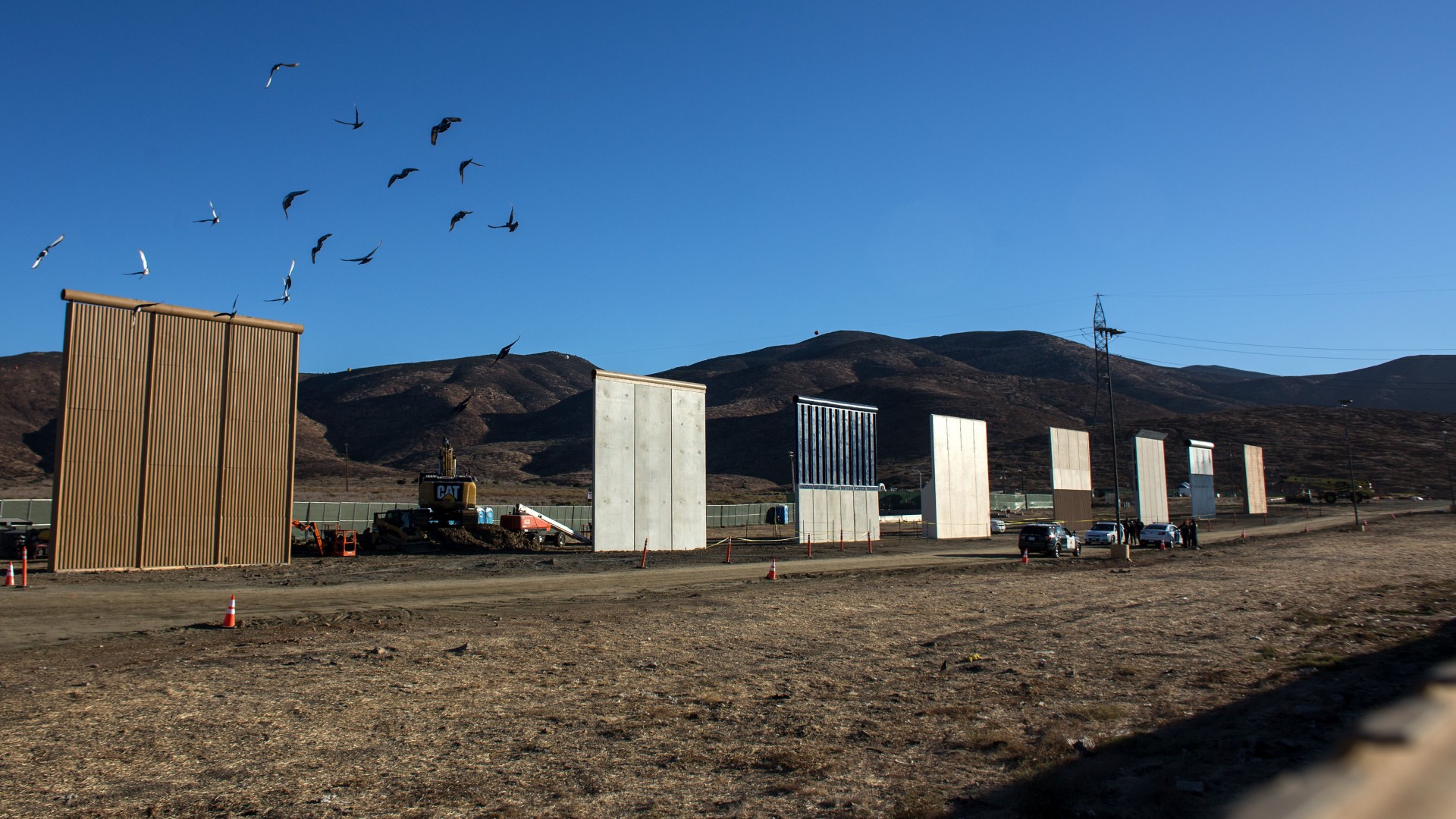Comandos de Estados Unidos prueban los prototipos de pared fronteriza de México