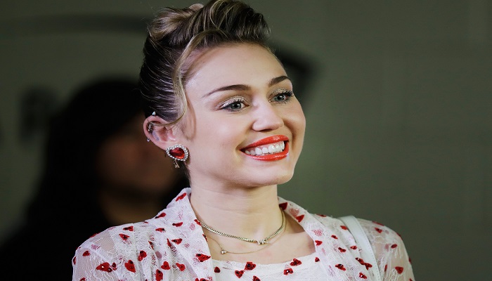 Miley Cyrus en bikini rojo de vacaciones en Byron Bay