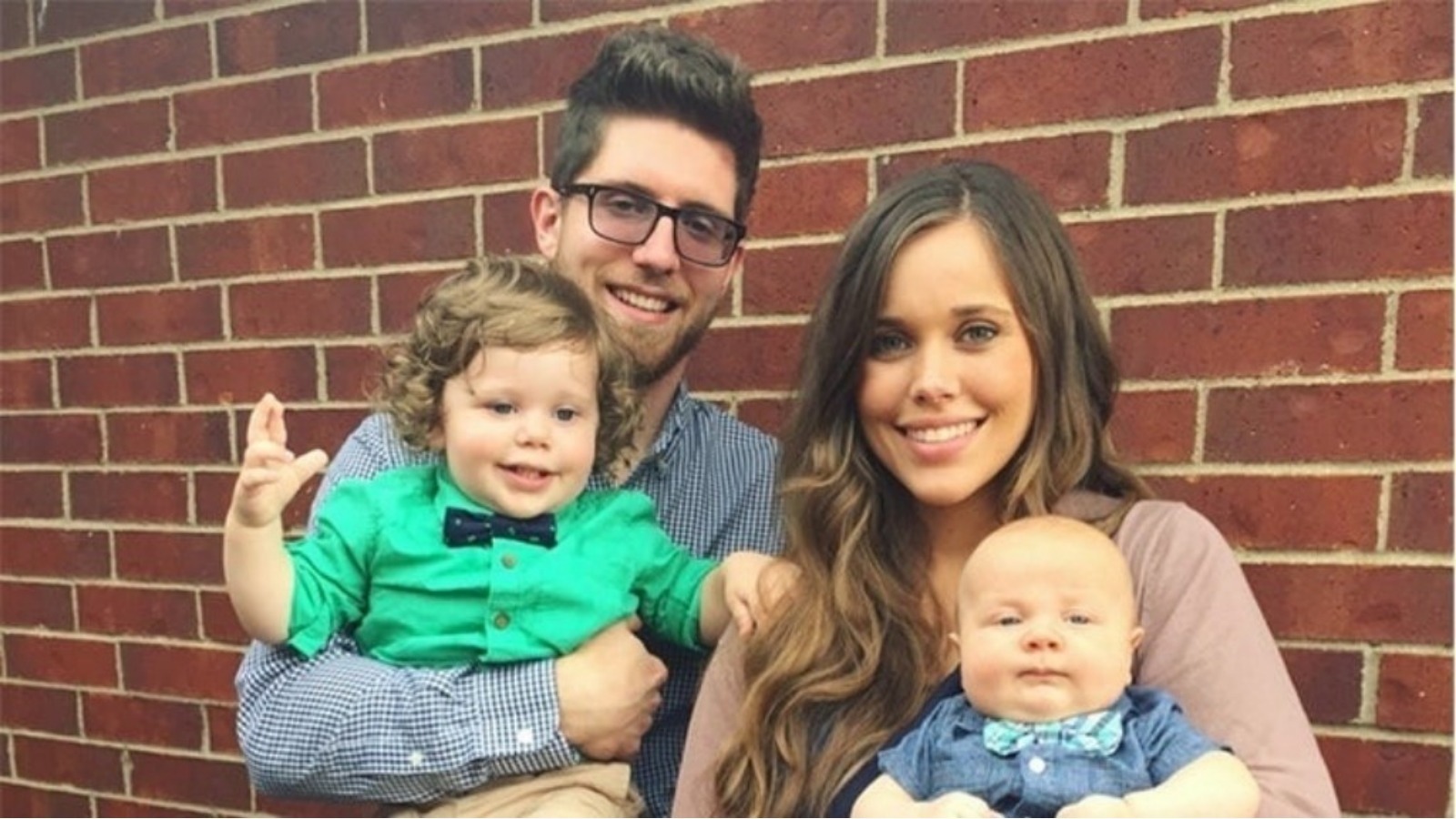 Spurgeon arroja el teléfono en el baño, pero a Jessa Seewald le avergüenza