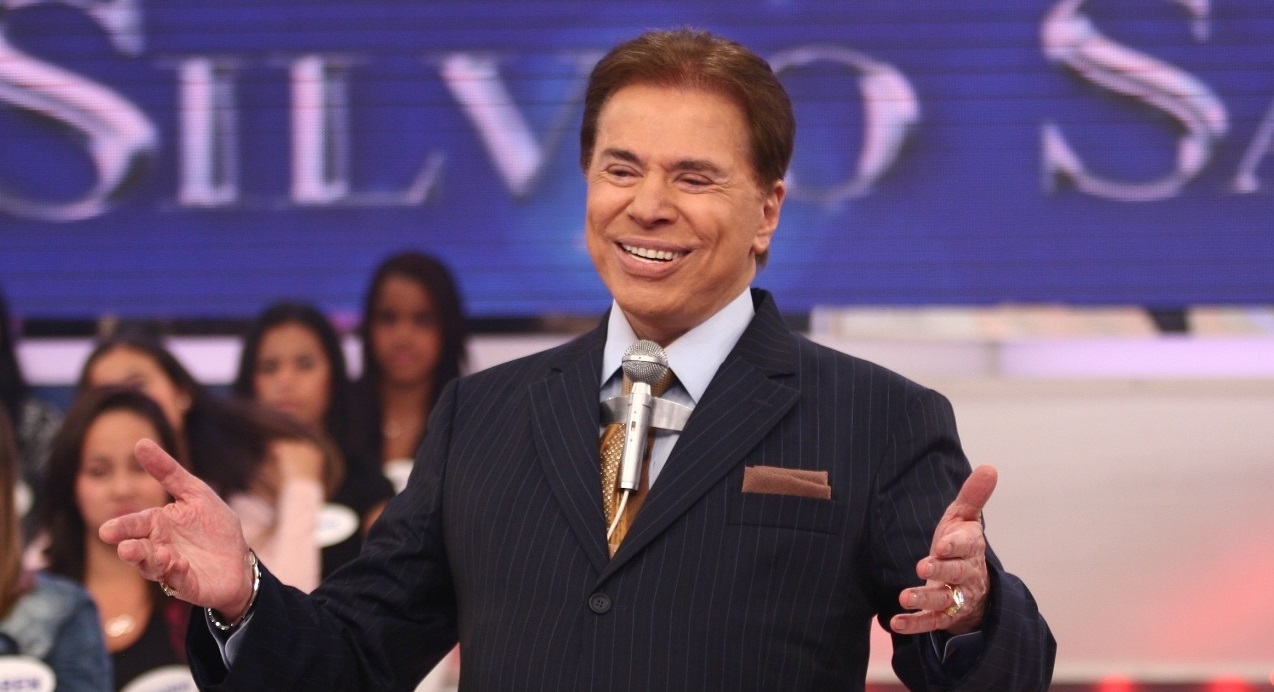 Assista: Silvio Santos espia seios de Lívia Andrade