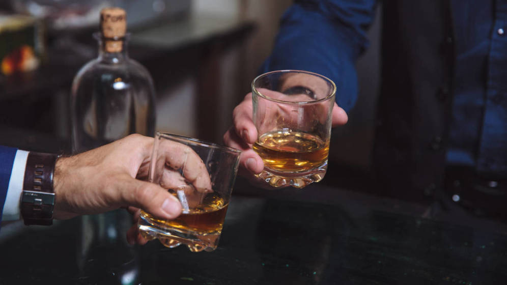 ¿El alcohol realmente 'limpia' el cerebro?
