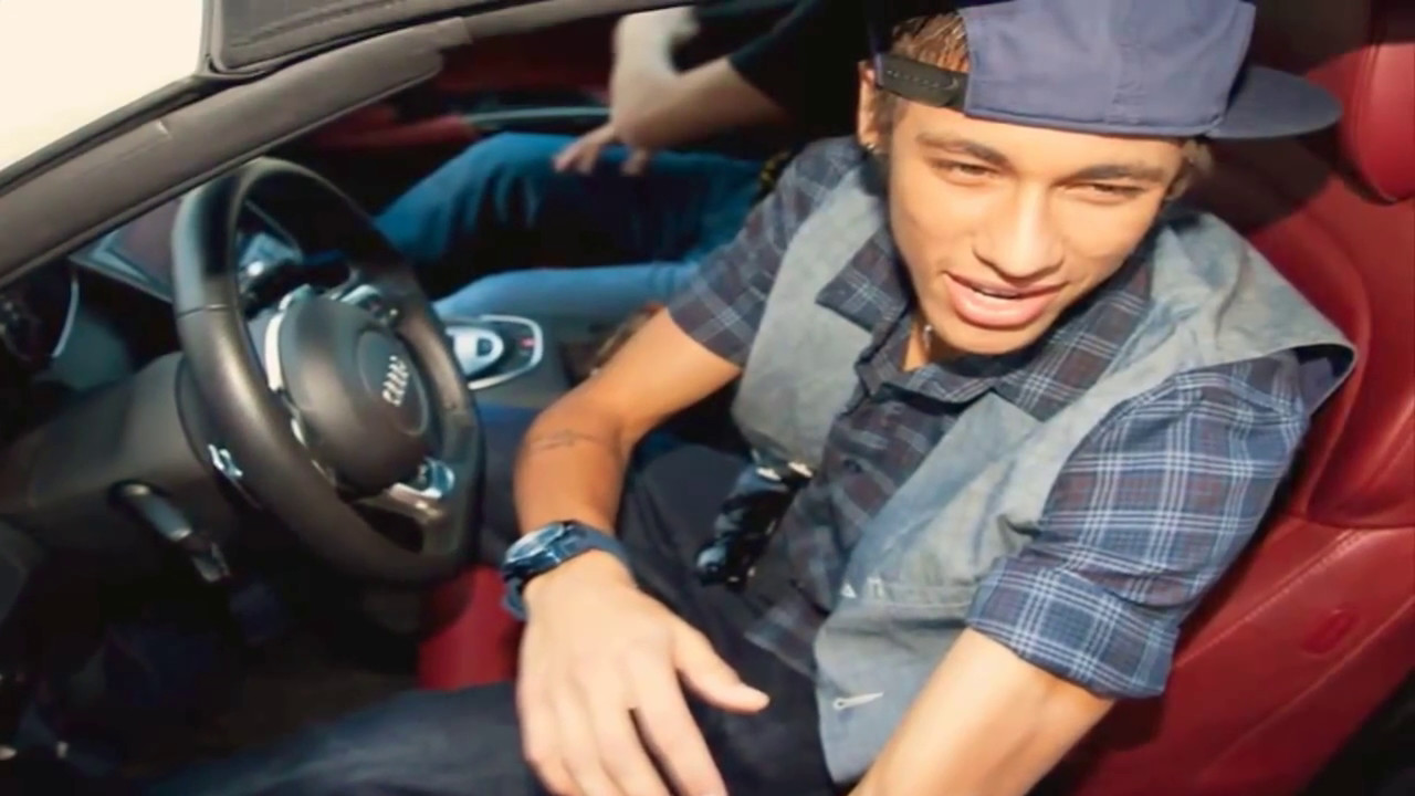 Futbol: Neymar y otras estrellas posan con grandes coches en partido Nike