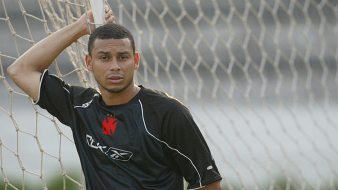 Vídeo: Artilheiro do Vasco em 2006 vive como mendigo em ruas do RJ.