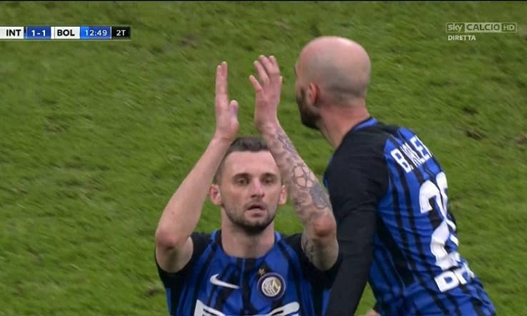 Inter, caos Brozovic: risponde ai fischi con un applauso