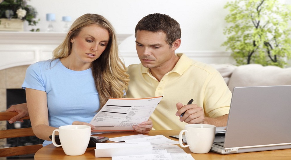 Tu horóscopo diario: hablar con tu pareja sobre tu situación económica