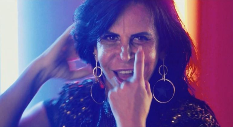 Vídeo: Gretchen faz tatuagem no rosto