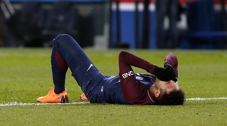 Futbol: Neymar podría perderse el partido contra el Real, según los médicos